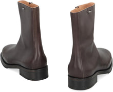 Load image into Gallery viewer, Brown leather boots truck
