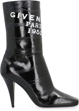 Carica l'immagine nel visualizzatore di Gallery, Stivaletti Sliced Square Givenchy Tape in pelle

