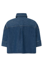 Carica l'immagine nel visualizzatore di Gallery, Camicia cropped in denim
