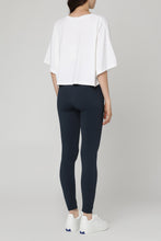 Carica l'immagine nel visualizzatore di Gallery, T-shirt crop con logo
