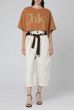 Carica l'immagine nel visualizzatore di Gallery, T-shirt crop con logo
