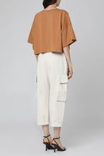 Carica l'immagine nel visualizzatore di Gallery, T-shirt crop con logo
