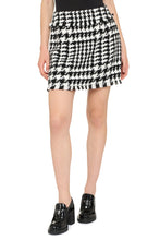 Load image into Gallery viewer, Houndstooth mini skirt
