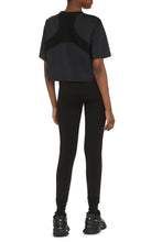 Carica l'immagine nel visualizzatore di Gallery, T-shirt crop con logo
