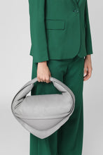 Carica l'immagine nel visualizzatore di Gallery, Tortellino bag in pelle
