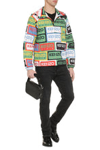 Carica l'immagine nel visualizzatore di Gallery, Impermeabile con logo all-over
