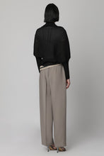 Load image into Gallery viewer, Floc pleated shrug
