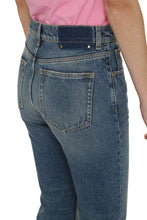 Carica l'immagine nel visualizzatore di Gallery, Cropped jeans con patch ricamata
