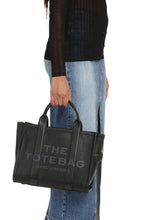 Carica l'immagine nel visualizzatore di Gallery, The Tote Bag in pelle
