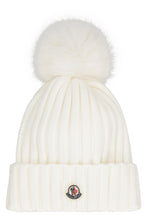 Carica l'immagine nel visualizzatore di Gallery, Cappello in maglia a coste con pon-pon
