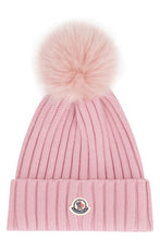 Carica l'immagine nel visualizzatore di Gallery, Cappello in maglia a coste con pon-pon
