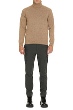Carica l'immagine nel visualizzatore di Gallery, THE (Knit) - Maglione dolcevita in misto cachemire
