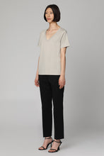 Carica l'immagine nel visualizzatore di Gallery, T-shirt in cotone con scollo a V

