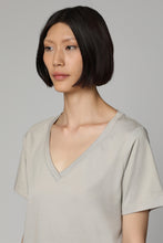 Carica l'immagine nel visualizzatore di Gallery, T-shirt in cotone con scollo a V
