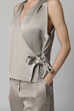 Load image into Gallery viewer, Knot front blouse
