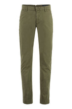 Carica l'immagine nel visualizzatore di Gallery, Pantaloni chino in cotone stretch
