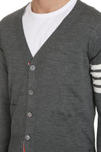 Carica l'immagine nel visualizzatore di Gallery, Cardigan in lana merino
