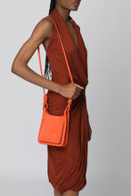 Carica l'immagine nel visualizzatore di Gallery, Mini hobo-bag Himmel in pelle
