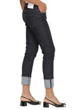 Carica l'immagine nel visualizzatore di Gallery, Cropped jeans con risvolto a contrasto
