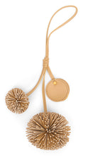 Carica l'immagine nel visualizzatore di Gallery, Charm con Pom Pom in cuoio
