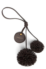 Carica l'immagine nel visualizzatore di Gallery, Charm con Pom Pom in cuoio
