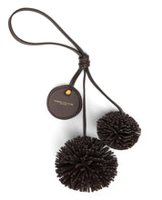 Carica l'immagine nel visualizzatore di Gallery, Charm con Pom Pom in cuoio
