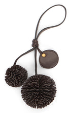 Carica l'immagine nel visualizzatore di Gallery, Charm con Pom Pom in cuoio
