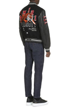 Carica l'immagine nel visualizzatore di Gallery, Bomber in lana con patch e maniche in pelle
