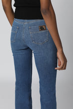 Carica l'immagine nel visualizzatore di Gallery, Jeans flare a vita alta
