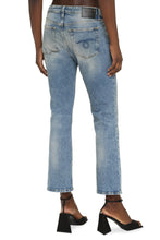 Carica l'immagine nel visualizzatore di Gallery, Cropped jeans svasati
