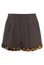 Load image into Gallery viewer, Shorts with pleats and turned-up hems
