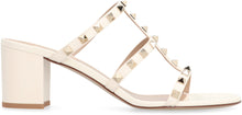 Carica l'immagine nel visualizzatore di Gallery, Valentino Garavani - Slides Rockstud in pelle
