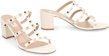 Carica l'immagine nel visualizzatore di Gallery, Valentino Garavani - Slides Rockstud in pelle
