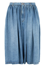 Load image into Gallery viewer, Denim shorts with pleats

