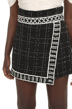 Carica l'immagine nel visualizzatore di Gallery, Shorts in tweed ricamato
