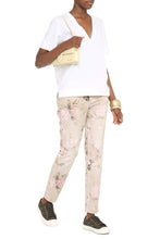 Carica l'immagine nel visualizzatore di Gallery, T-shirt con scollo a V
