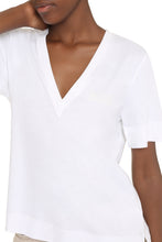 Carica l'immagine nel visualizzatore di Gallery, T-shirt con scollo a V
