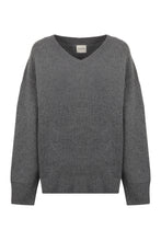 Carica l'immagine nel visualizzatore di Gallery, Maglione Toyota in cachemire con scollo a V
