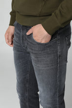 Carica l'immagine nel visualizzatore di Gallery, Jeans carrot-fit Brighton
