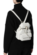Carica l'immagine nel visualizzatore di Gallery, Zaino Furla Flow S in pelle
