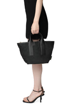 Carica l'immagine nel visualizzatore di Gallery, Borsa shopping Furla Piuma M
