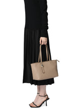 Carica l'immagine nel visualizzatore di Gallery, Tote bag Furla Sfera M in pelle
