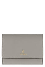 Carica l'immagine nel visualizzatore di Gallery, Portafoglio Furla Camelia M in pelle
