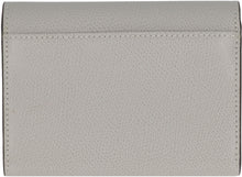 Carica l'immagine nel visualizzatore di Gallery, Portafoglio Furla Camelia M in pelle
