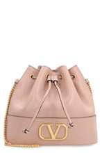 Carica l'immagine nel visualizzatore di Gallery, Valentino Garavani - Borsa a secchiello VLogo Signature in pelle
