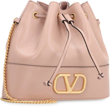 Carica l'immagine nel visualizzatore di Gallery, Valentino Garavani - Borsa a secchiello VLogo Signature in pelle
