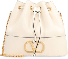 Carica l'immagine nel visualizzatore di Gallery, Valentino Garavani - Borsa a secchiello VLogo Signature in pelle

