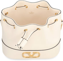 Carica l'immagine nel visualizzatore di Gallery, Valentino Garavani - Borsa a secchiello VLogo Signature in pelle
