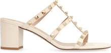 Carica l'immagine nel visualizzatore di Gallery, Valentino Garavani - Slides Rockstud in pelle
