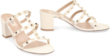 Carica l'immagine nel visualizzatore di Gallery, Valentino Garavani - Slides Rockstud in pelle

